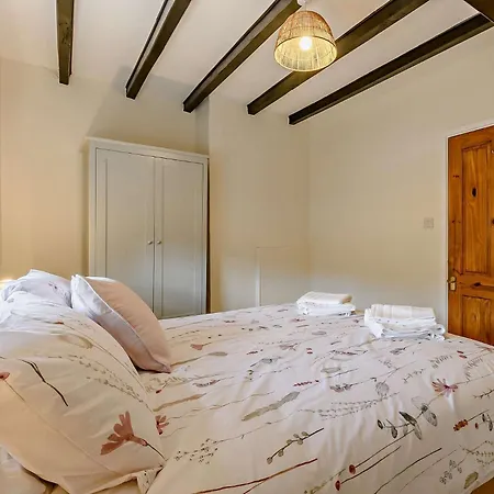 1 Bed In Helperby 92188 Holiday home