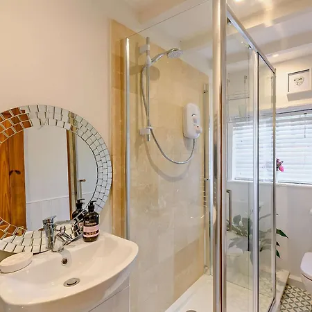 1 Bed In Helperby 92188 Holiday home *